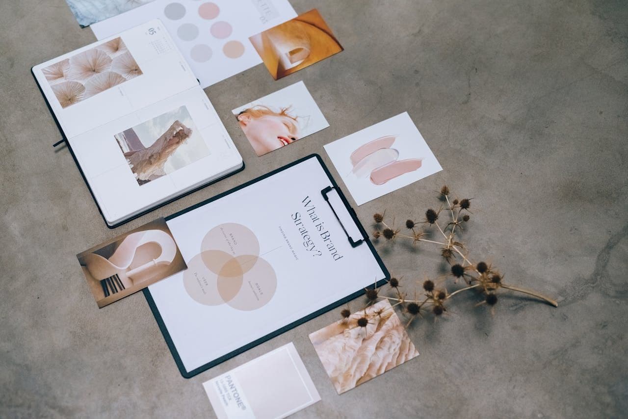 Kế hoạch brand strategy in trên giấy kẹp clipboard